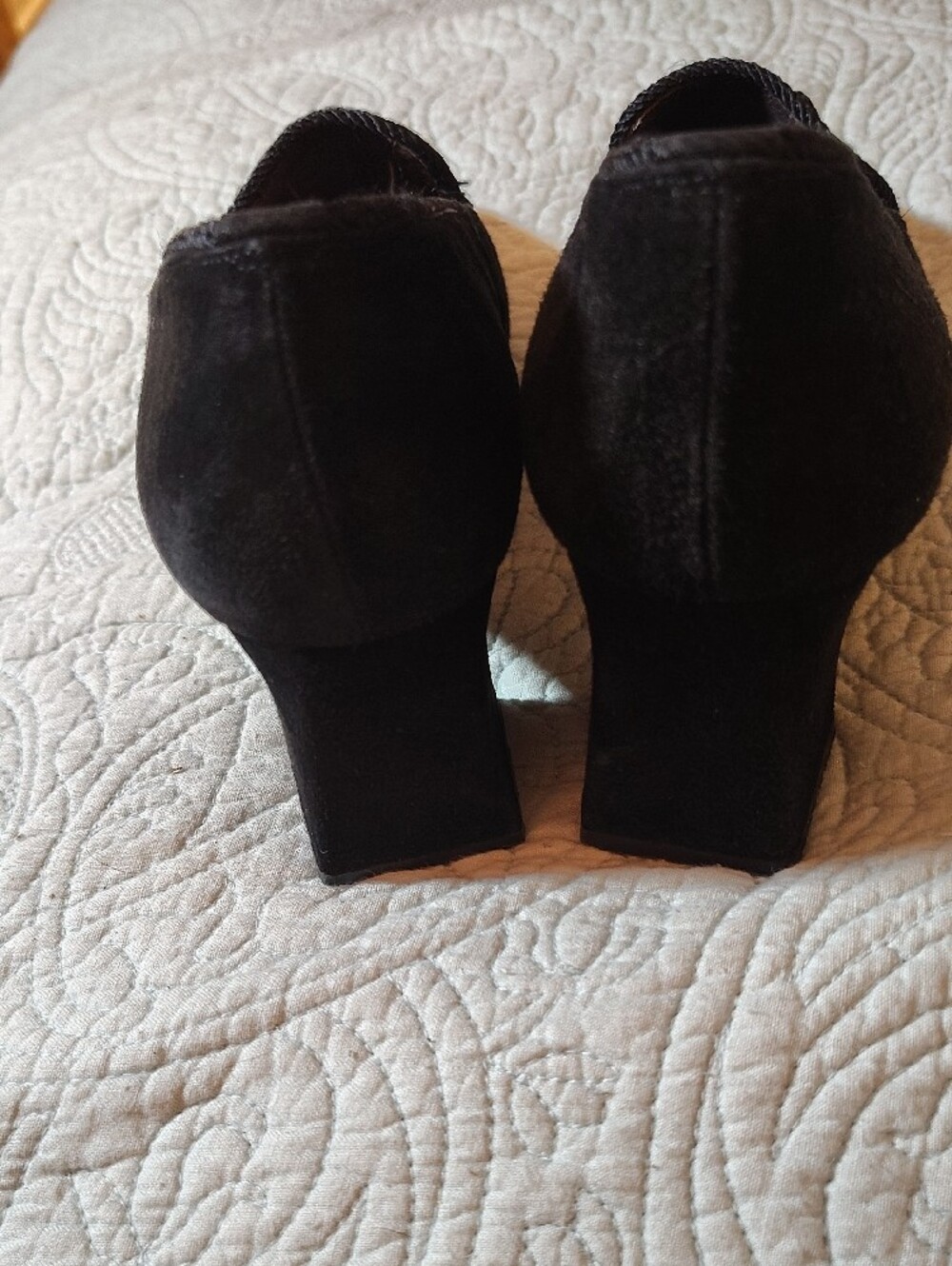 Stuart Weitzman Vintage Y2K Black Suede Block Heel Pumps With Tassel - Picture 3 of 9
